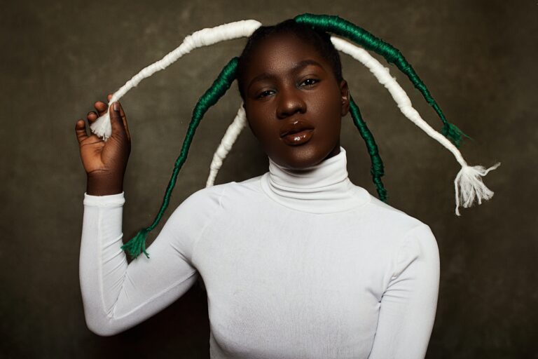 ragazza nigeriana con i capelli colorati come la bandiera della Nigeria