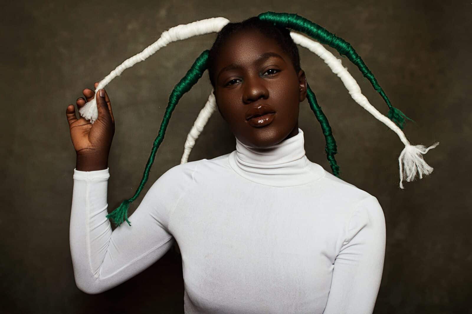 ragazza nigeriana con i capelli colorati come la bandiera della Nigeria