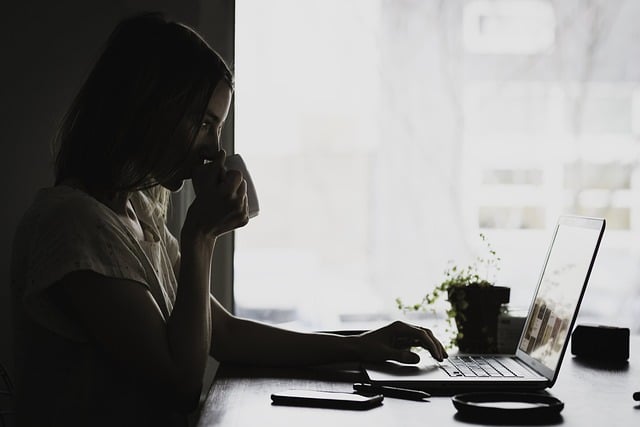 ragazza che studi davanti al pc, in Italia