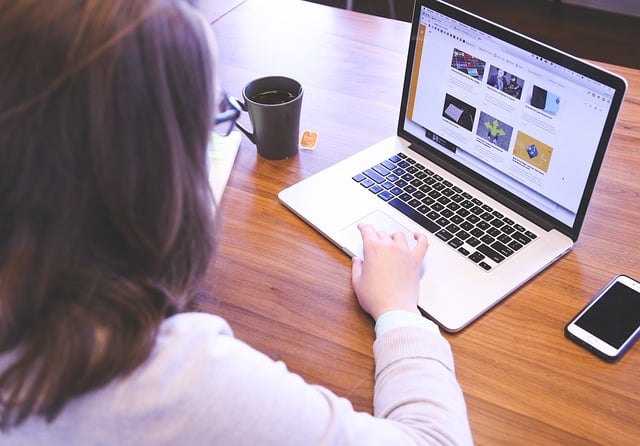 ragazza al mac che lavora