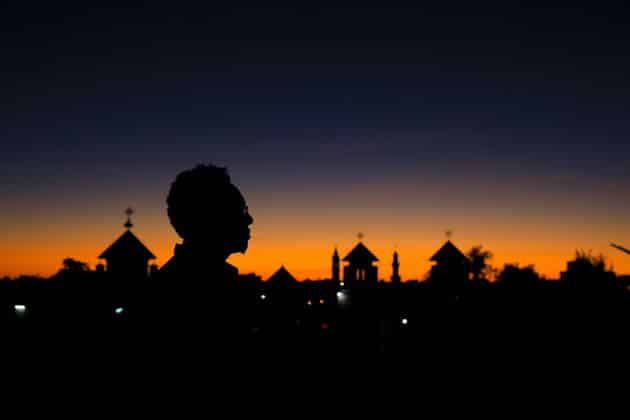 silhouette di un uomo al tramonto ad Amara, Eritrea