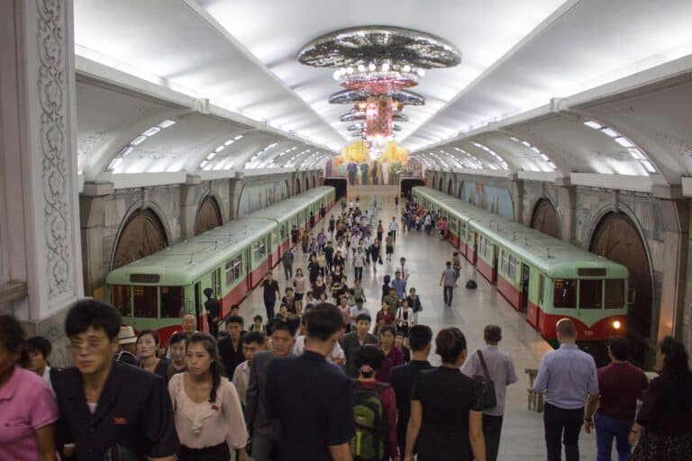 persone in treno in nord corea