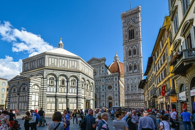 firenze, piazza del duomo, fideiussione per invito turistico per paesi da cui non necessita visto