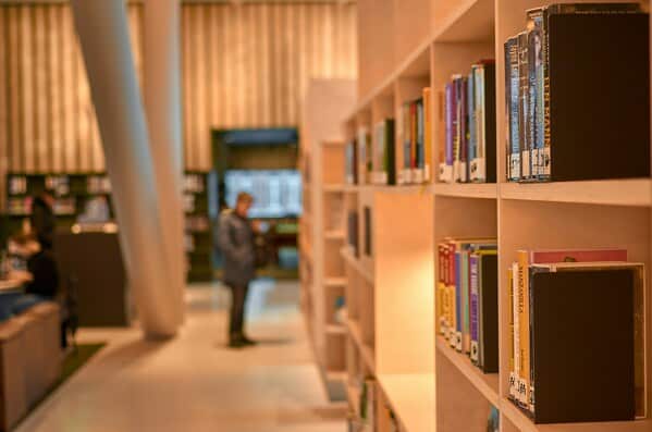 scaffali libreria dove studiare