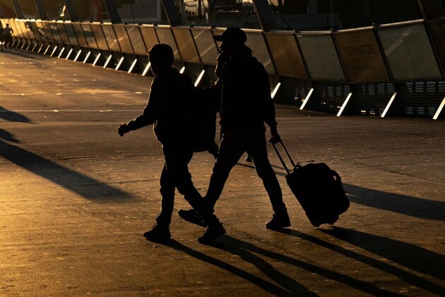 cittadini peruviani in aeroporto per l'Italia